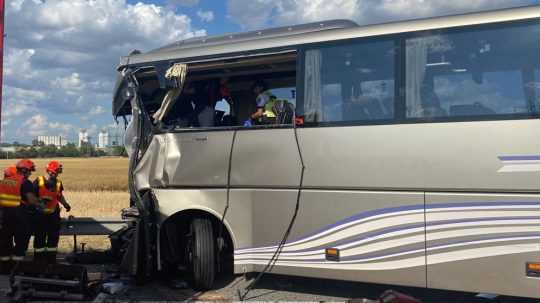 Na snímke havarovaný autobus.