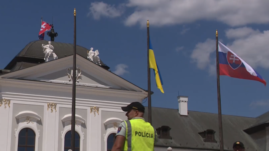 Príslušník Policajného zboru pred Prezidentským palácom.