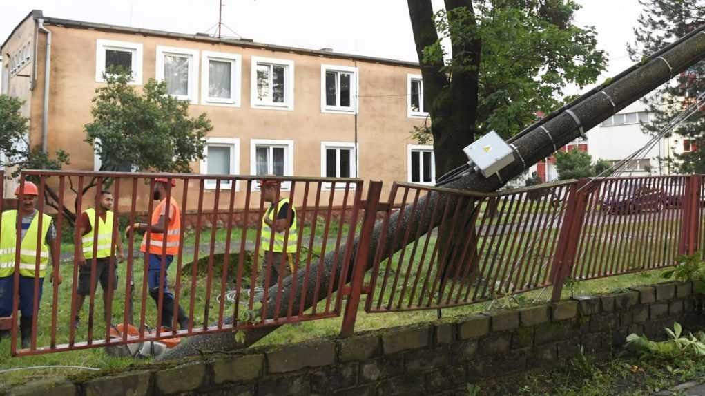 Vyvrátený stĺp elektrického vedenia poškodil plot.