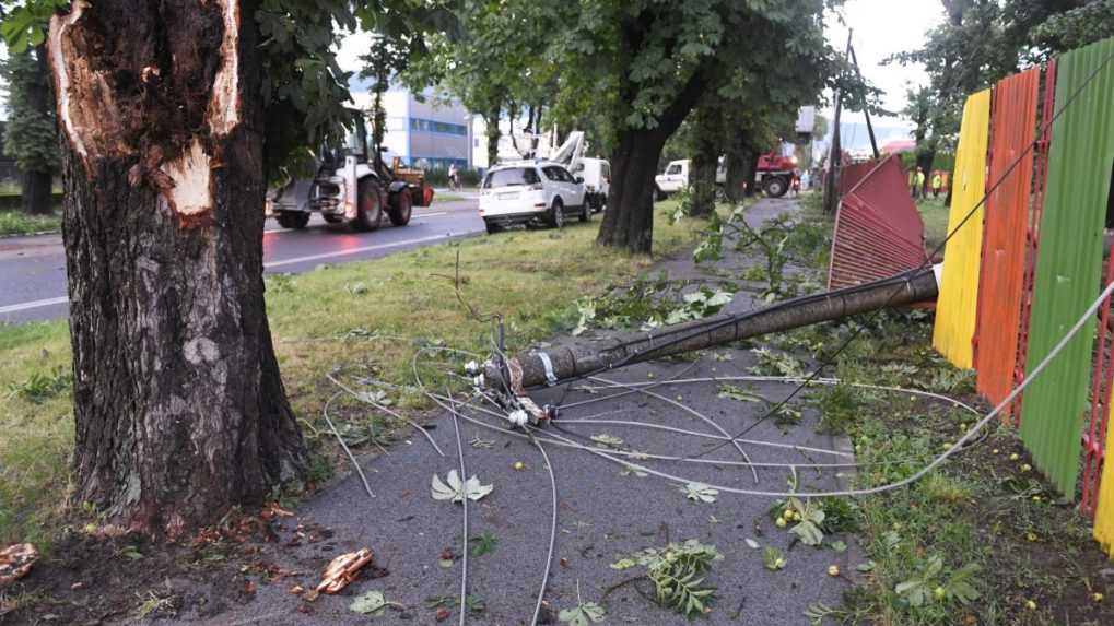 Na snímke vyvrátený stĺp elektrického vedenia