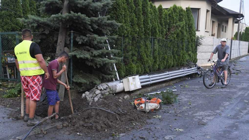 na snímke vyvrátený stĺp elektrického vedenia