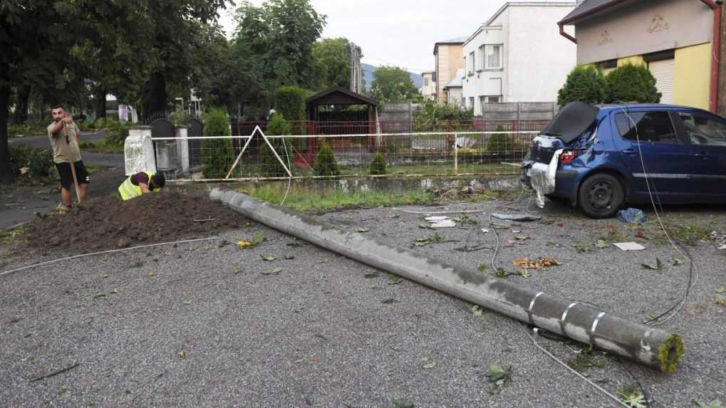 Na snímke vyvrátený stĺp elektrického vedenia