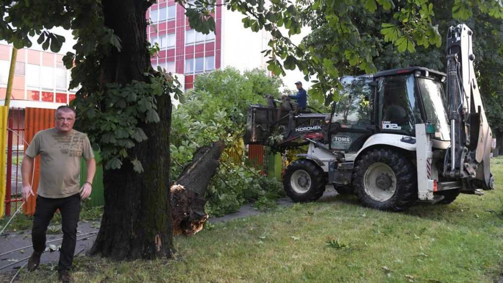 ťažká technika pomáha s odstraňovaním škôd po búrke