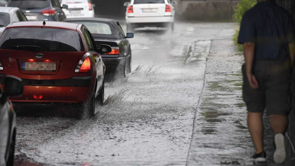 V sobotu hrozia prudké lejaky s krúpami. Meteorológovia rozšírili výstrahu pre celé Slovensko