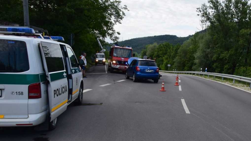 Vodička nedala prednosť. Zrážka auta s motocyklom si vyžiadala zranených