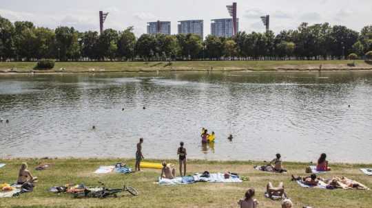 Ľudia na prírodnom kúpalisku Kuchajda v bratislavskej mestskej časti Nové Mesto.