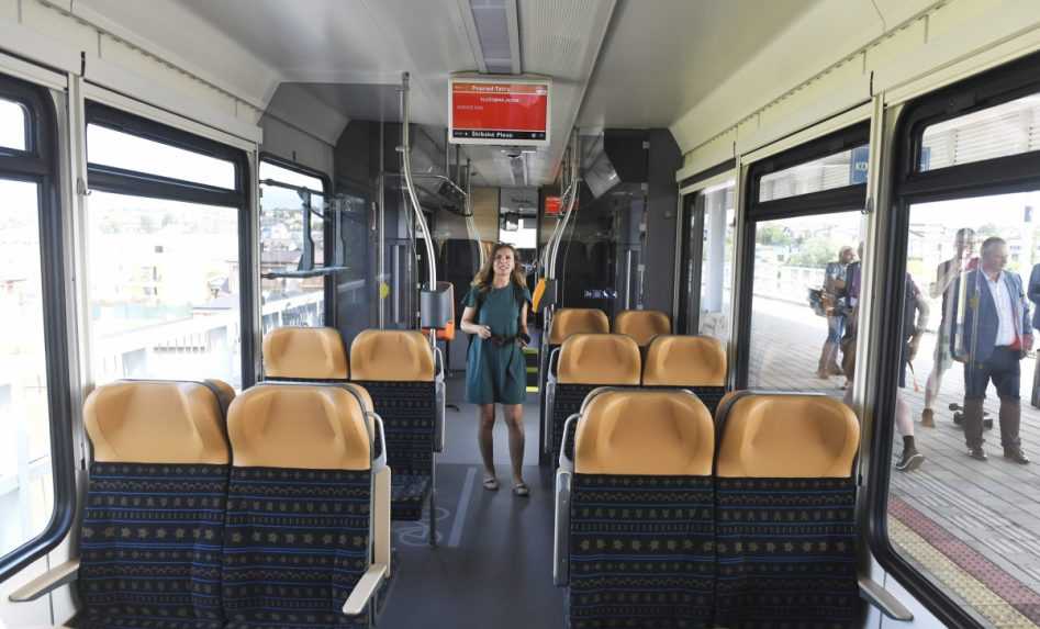 Interiér zmodernizovanej električky.