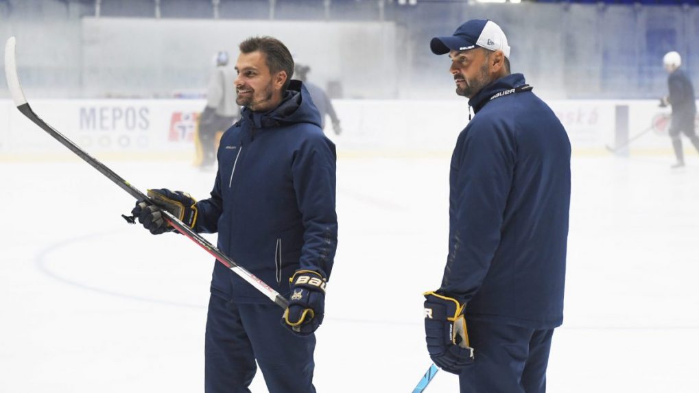 Na sn&iacute;mke sprava tr&eacute;ner Vlastimil Wojnar a asistent tr&eacute;nera Vladim&iacute;r Z&aacute;borsk&yacute;