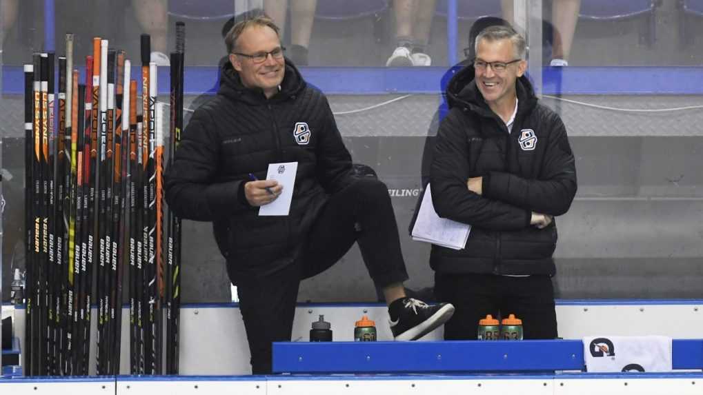 Na snímke sprava tréner HC Košice Dan Ceman a jeho asistent Timo Saarikoski