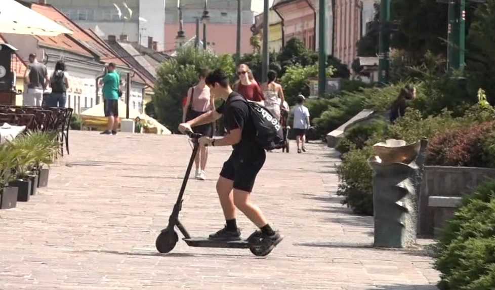 Šialená jazda kolobežkára: Po ceste uháňal rýchlosťou takmer 120 km/h. Takto upravený stroj nepatrí do bežnej premávky