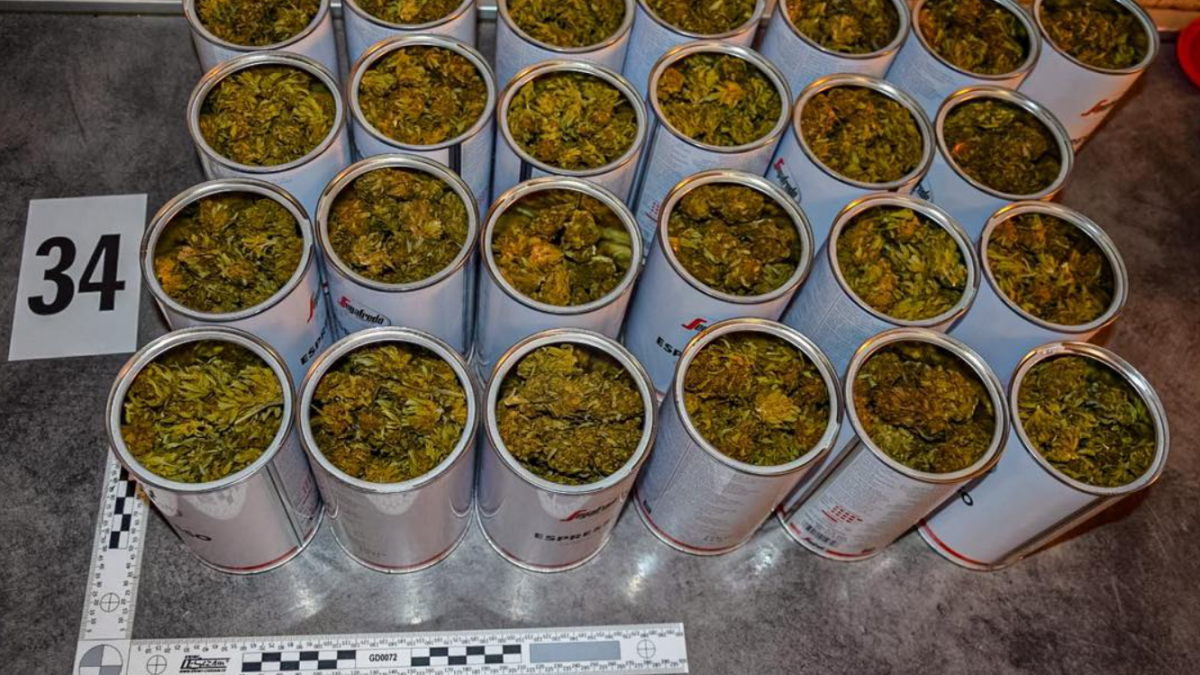 Policajti zo Ã…Â¡alianskej kriminÃƒÂ¡lky zaistili 17,8 kilogramu suÃ…Â¡enej konopy.