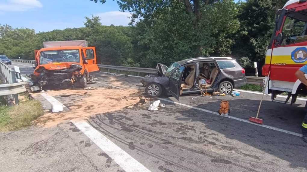 Vážna dopravná nehoda pri Bánovciach si vyžiadala niekoľko zranených, cestu museli úplne uzavrieť