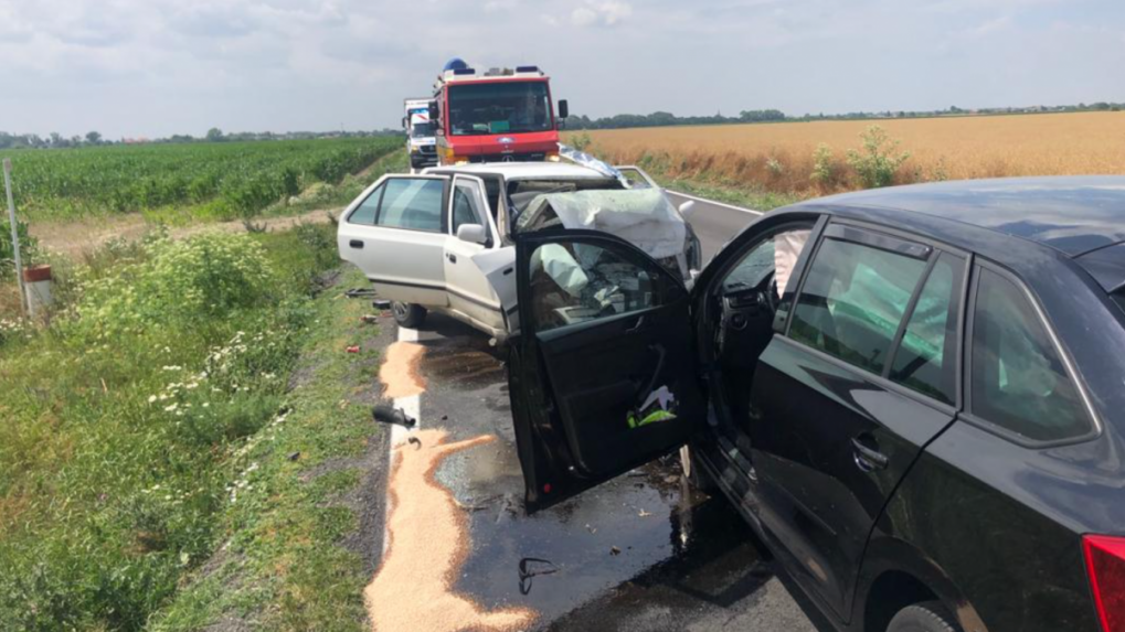 Zničené autá po tragickej dopravnej nehode.