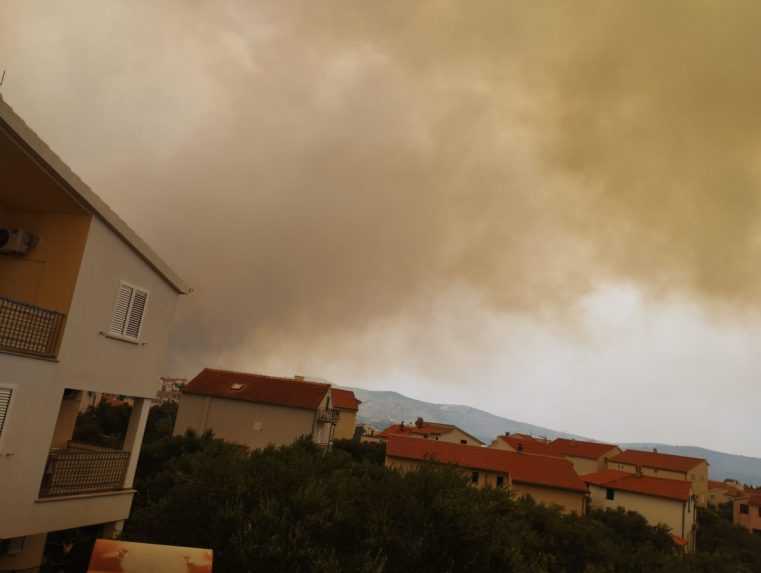Dym šíriaci sa z požiaru v Chorvátsku.