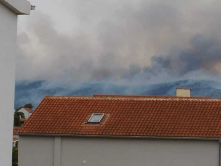 Hustý dym z požiaru v chorvátskom letovisku.