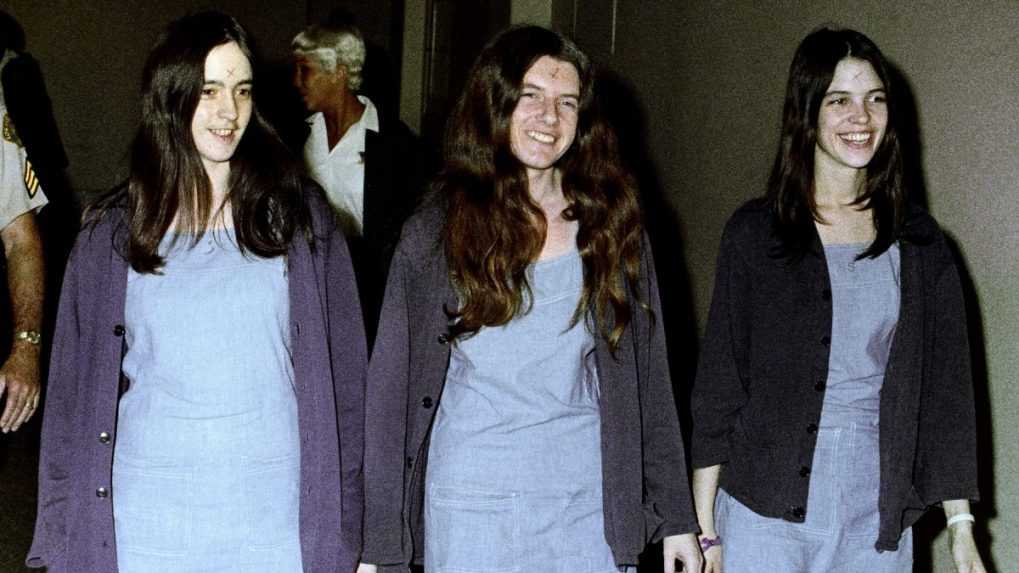 Stúpenkyne Charlesa Mansona (zľava Susan Atkinsová, Patricia Krenwinkelová a Leslie Van Houtenová) na archívnej snímke kráčajú na súd v Los Angeles v auguste 1970.