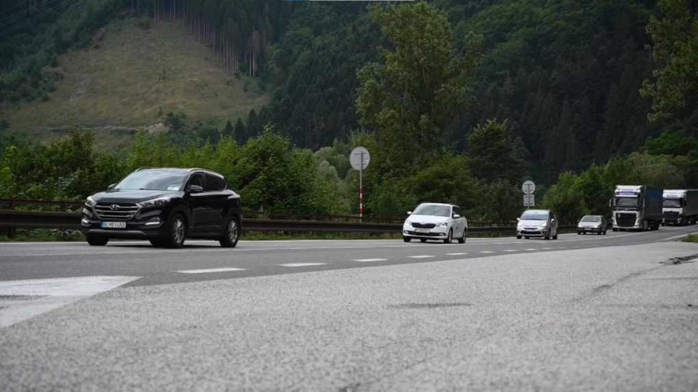 Pod Strečnom havarovalo auto. V úseku vznikli rozsiahle kolóny