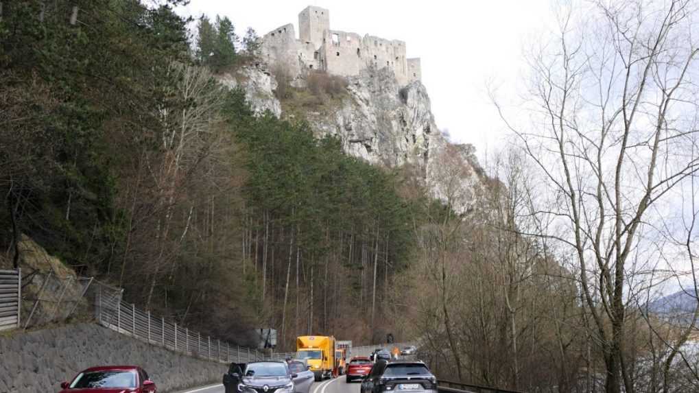 Stabilizačné práce na ceste pod Strečnom by chceli spustiť na jeseň