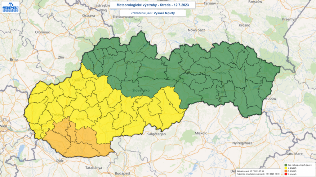 Mapa Slovenska znázorňujúca meteorologickú výstrahu pred vysokými teplotami.