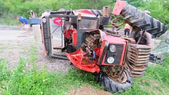 na snímke traktor prevrátený na bok.