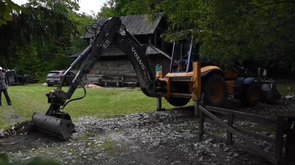 V Zázrivej odstraňujú povodňové škody. Obyvatelia upratovali cesty i dvory od nánosov skál bahna