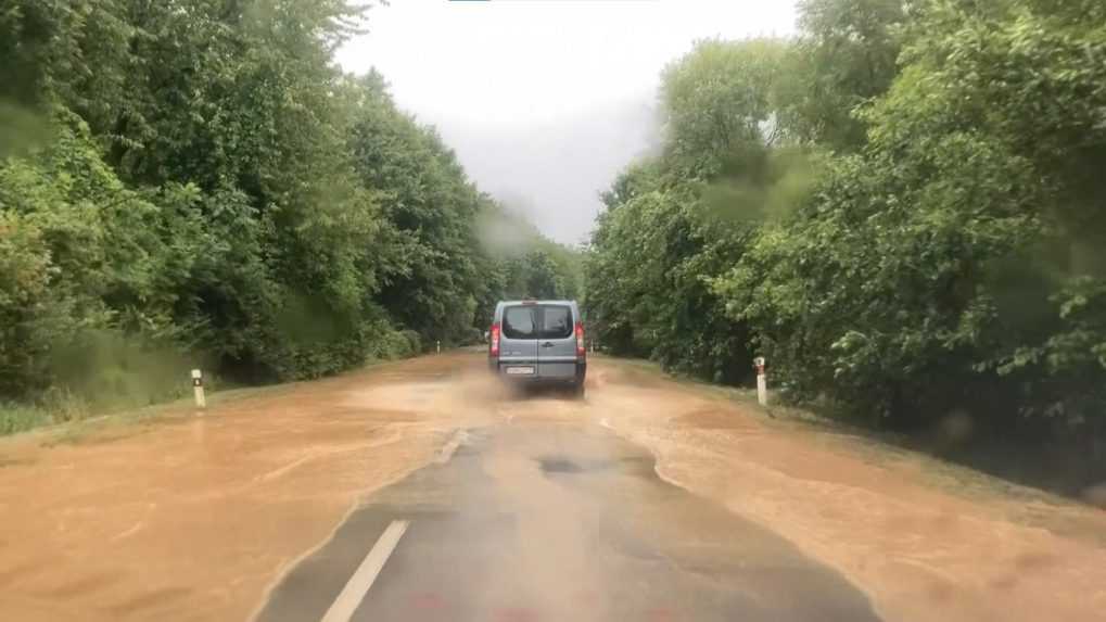 Škody na majetkoch a záplavy: Východom sa prehnali silné búrky, Bardejov a Sobrance vyhlásili mimoriadnu situáciu