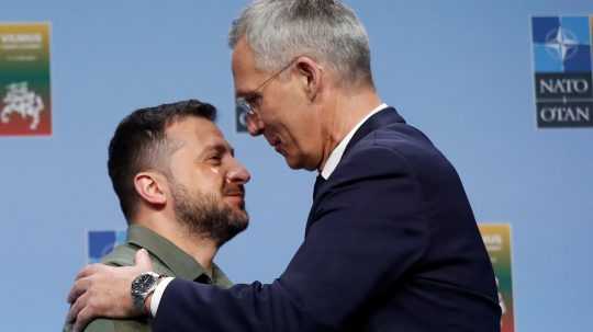 Ukrajinský líder Volodymyr Zelenskyj a Generálny tajomník NATO Jens Stoltenberg