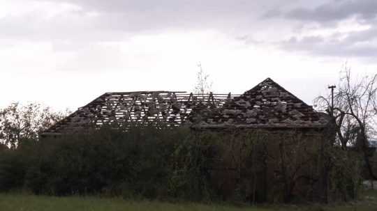 Zničená strecha na rodinnom dome v obci Bunkovce.