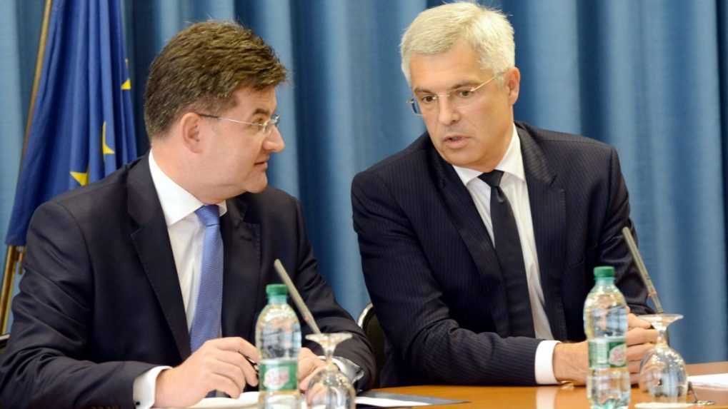 Zľava exminister zahraničn&yacute;ch vec&iacute; Miroslav Lajč&aacute;k a b&yacute;val&yacute; st&aacute;ly predstaviteľ SR pri E&Uacute; Ivan Korčok.