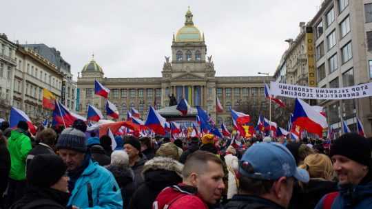 Demonštranti na proteste s názvom Česko proti biede na Václavskom námestí.