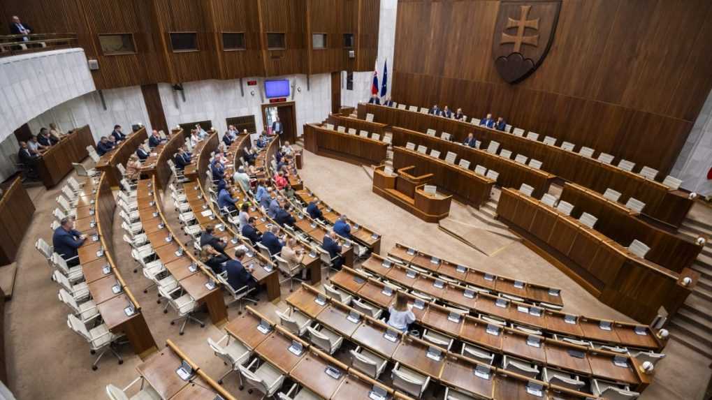 Niektorí poslanci majú viac funkcií. Zarobia si aj viac ako premiér