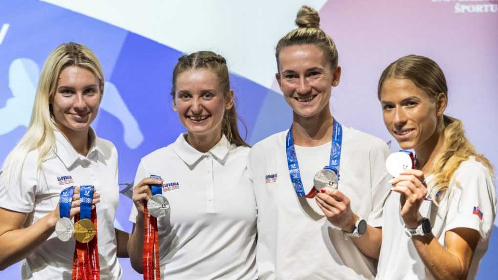 Slovenské atlétky po návrate z univerziády. 
