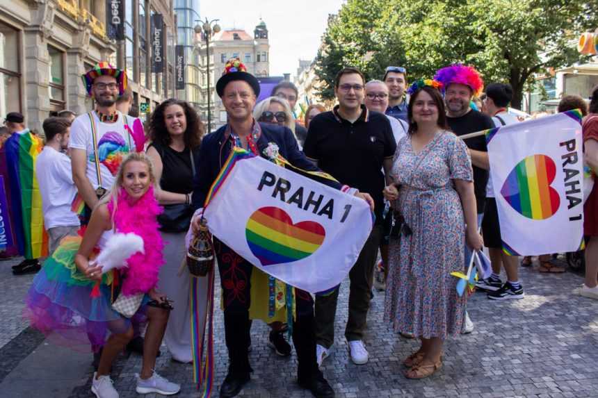 Na snímke účastníci pochodu Prague Pride 2023 s českým ministrom zahraničných vecí Janom Lipavským.