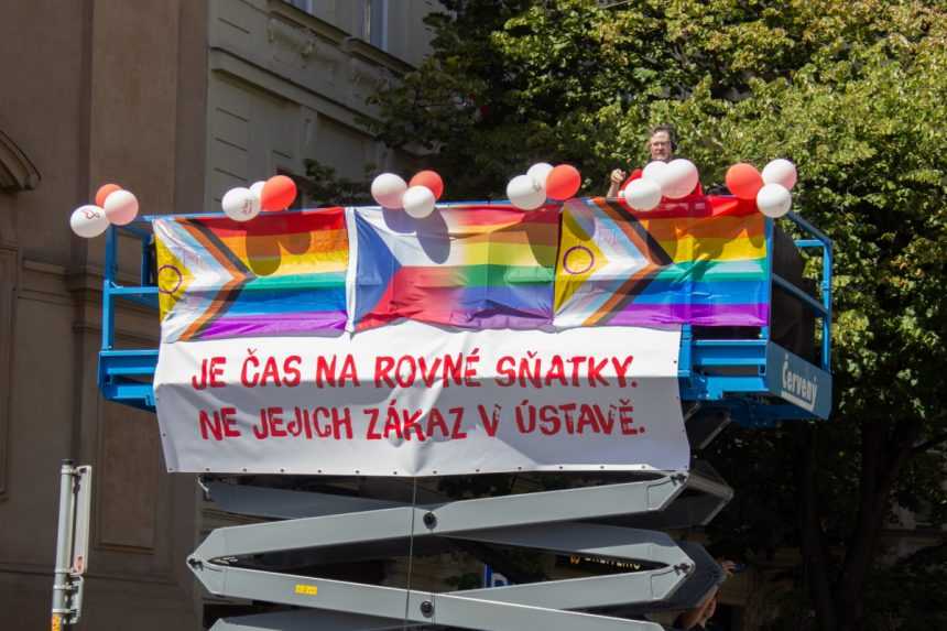 Na snímke jedno z DJ stanovísk na pochode Prague Pride 2023.