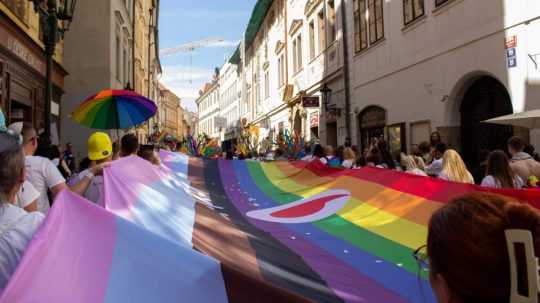 Na snímke vlajka LGBT+ v dúhových farbách na Celetnej ulici.