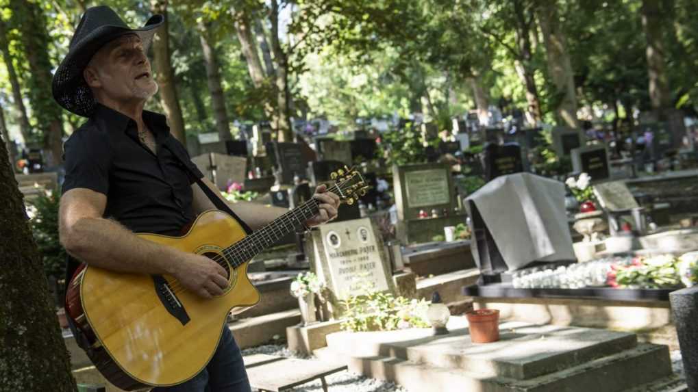 Spevák Allan Mikušek spieva pri príležitosti odhalenia pomníka Alice Bielikovej a Ladislava Bielika.