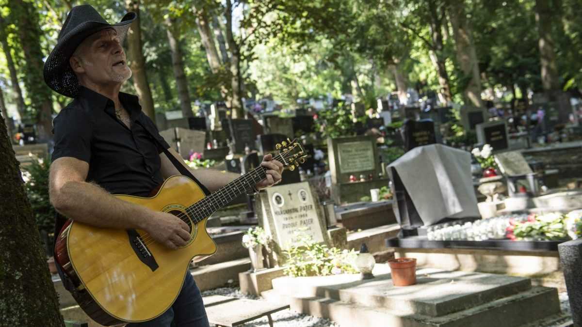 Spev&Atilde;&Acirc;&iexcl;k Allan Miku&Atilde;&Acirc;&iexcl;ek spieva pri pr&Atilde;&Acirc;&shy;le&Atilde;&Acirc;&frac34;itosti odhalenia pomn&Atilde;&Acirc;&shy;ka Alice Bielikovej a Ladislava Bielika.