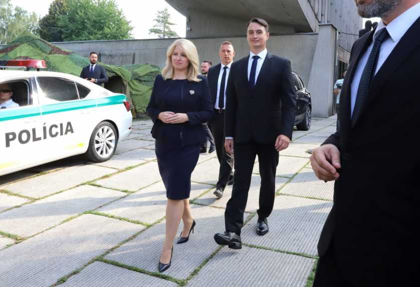 Prezidentka Zuzana Čaputová a jej partner Juraj Rizman prichádzajú na oslavy 79. výročia SNP.
