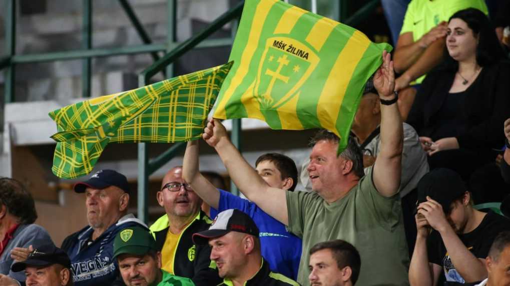 Fanúšikovia MŠK Žilina povzbudzujú svoj tím 