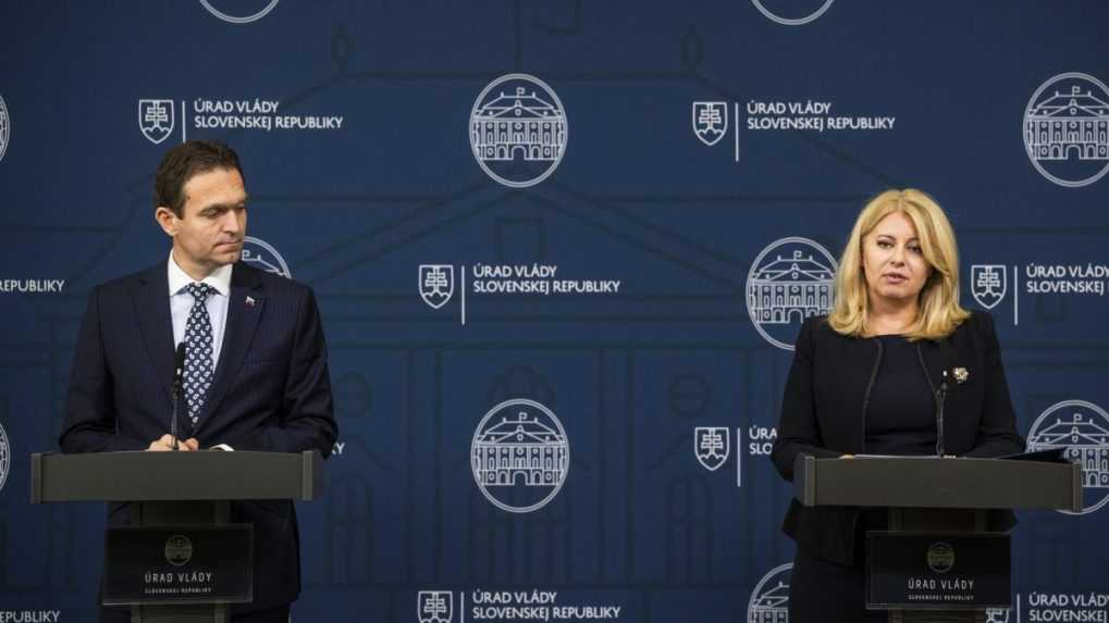 Vpravo prezidentka SR Zuzana Čaputová, vľavo premiér Ľudovít Ódor.