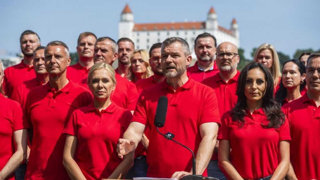 Na snímke v popredí predseda strany Hlas-SD Peter Pellegrini.