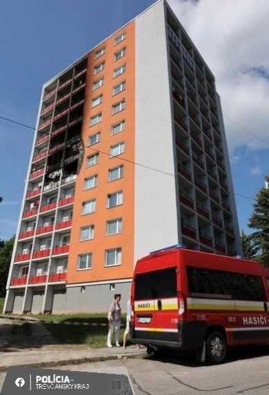 Na snímke je požiarom poškodená bytovka v Handlovej.