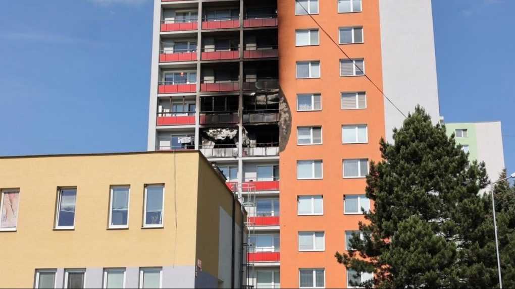 Na snímke je požiarom poškodená bytovka v Handlovej.