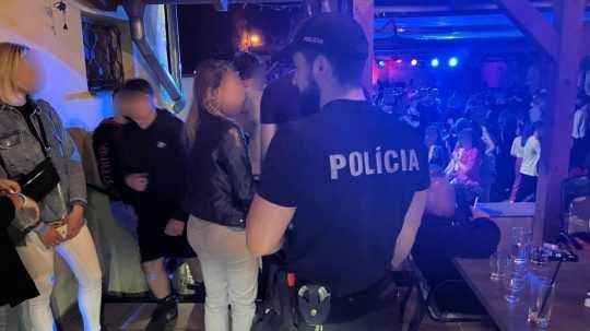 Polícia si posvietila na opitú mládež v Kútoch.