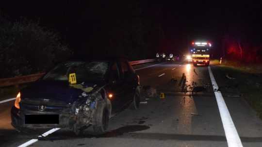 Vodič auta z doposiaľ neznámych príčin prešiel do protismeru a zrazil sa s mladou motocyklistkou.