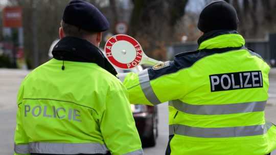 Policajti z Nemecka a Českej republiky.