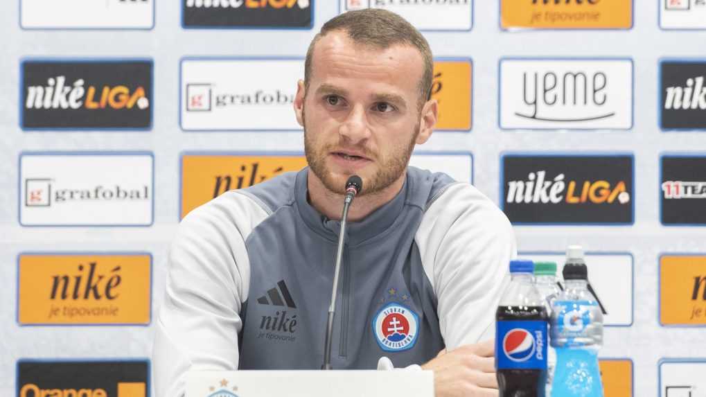 Lukáš Pauschek počas tlačovej konferencie