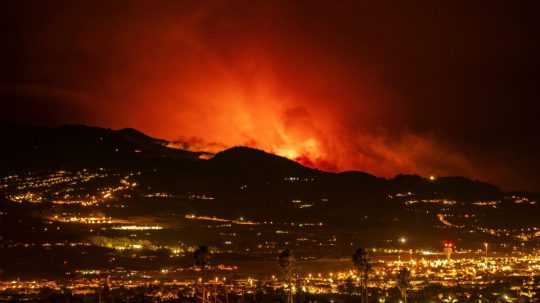 Lesný požiar postupuje lesom k mestu La Laguna na kanárskom ostrove Tenerife.