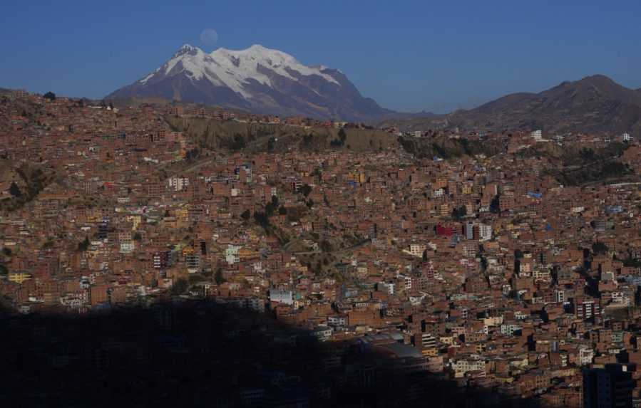 Supermesiac nad masívom Illimani v Bolívii.
