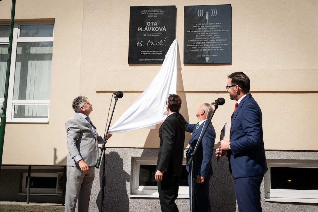 Odhalenie pam&Atilde;&Acirc;&curren;tnej tabule Oty Pl&Atilde;&Acirc;&iexcl;vkovej.